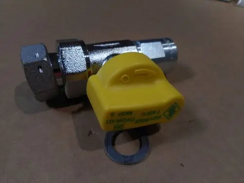 Gasventil mit gelbem Sicherheitshebel und metallischem Gehäuse, auf einem Kartonuntergrund abgebildet. Herstellerangabe ist "Remeha".